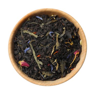 Beyaz kasedeki kuru çay yaprakları, üst manzara.