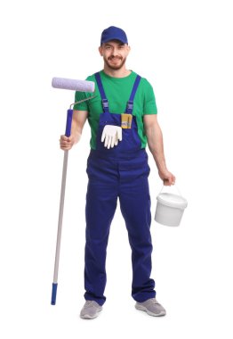 Beyaz arka planda rulo ve boya kovası olan profesyonel bir ressam.