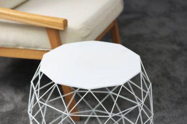 Havalı beyaz kahve masası, yakın çekim manzarası.