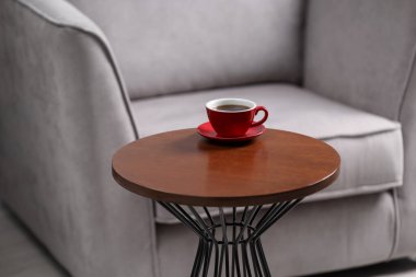 İçerideki ahşap sehpada bir bardak içki.