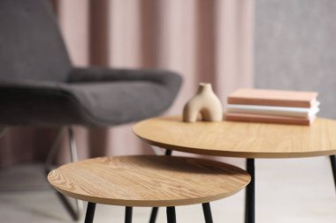 Tahta yuvalama masaları, dekorasyon masaları ve koltuklar kapalı, yakın plan.