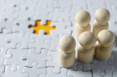 İnsan kaynakları konsepti. Bulmacalarda pek çok ahşap figür, yakın plan