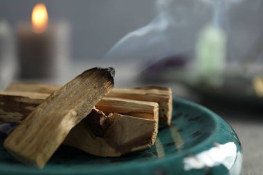 Yanan Palo Santo masaya yapıştı, yakın plan.