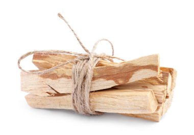 Beyaz arkaplanda bir avuç palo santo var.