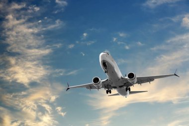 Bulutlu güzel mavi gökyüzünde uçan uçak