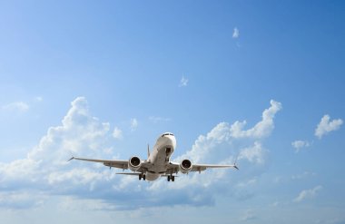 Bulutlu güzel mavi gökyüzünde uçan uçak
