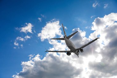 Bulutlu güzel mavi gökyüzünde uçan uçak