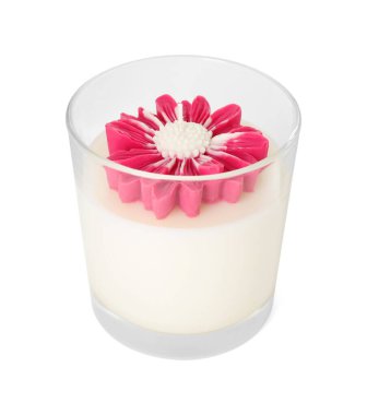 Güzel pembe çiçek şekilli mum beyaz üzerine izole edilmiş.