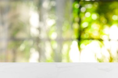 Odadaki boş beyaz mermer masa. Tasarım için boşluk