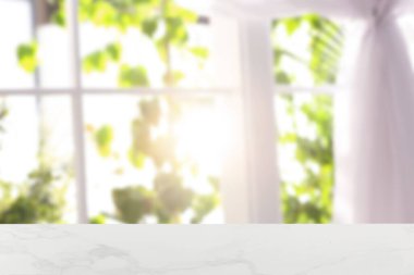 Odadaki boş beyaz mermer masa. Tasarım için boşluk