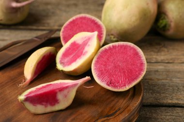 Tahta masada taze şalgam, yakın plan.