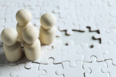 İnsan kaynakları konsepti. Bulmacalarda pek çok ahşap figür, yakın plan