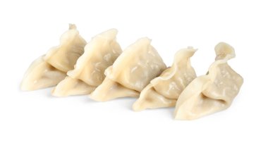Lezzetli haşlanmış gyoza (hamur tatlısı) beyaz üzerine izole edilmiş