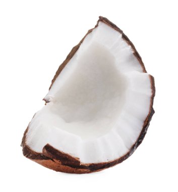 Kırık hindistan cevizi parçası beyaza izole edilmiş.