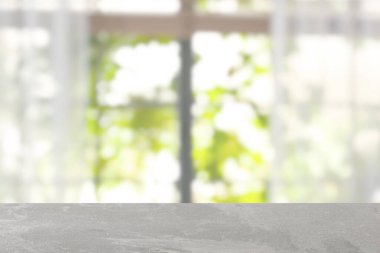 Odadaki boş gri mermer masa. Tasarım için boşluk