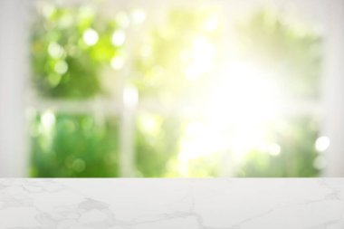 Odadaki boş beyaz mermer masa. Tasarım için boşluk