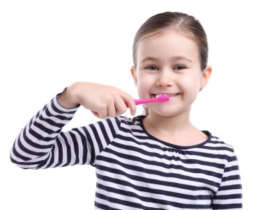 Beyaz arka planda dişlerini fırçalayan tatlı bir kız.