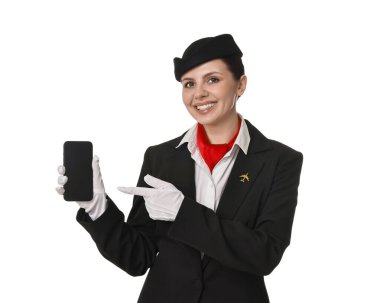 Beyaz arka planda akıllı telefonu işaret eden mutlu uçuş görevlileri