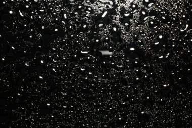 Siyah cam yüzeye su damlaları, üst manzara