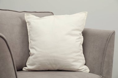 Gri arka planda rahat koltukta boş yumuşak yastık