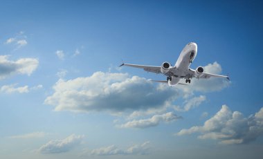 Bulutlu güzel mavi gökyüzünde uçan uçak