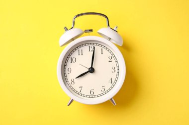 Sarı arkaplanda beyaz alarm saati, üst görünüm
