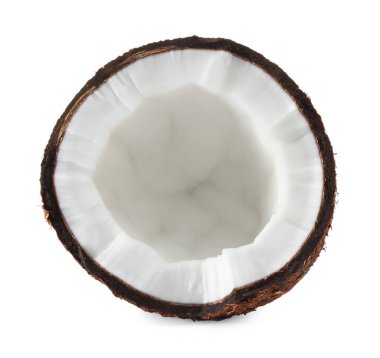 Çatlak hindistan cevizinin yarısı beyaza izole edilmiş.