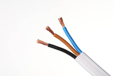 Beyaz arka planda bakır telleri olan soyulmuş elektrik kablosu