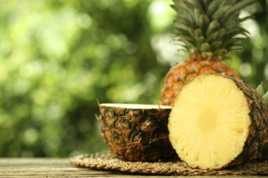 Taze olgun ananaslar ahşap masada bulanık arka planda, yakın planda. Metin için boşluk