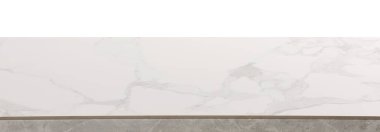 Boş mermer masa beyaza izole edilmiş. Tasarım için boşluk