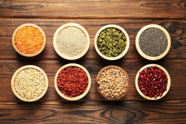 Tahta masada farklı süper gıda ürünleri var.