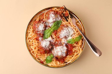 Köfteli, peynirli ve fesleğenli nefis makarna.