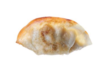 Bir kızarmış gyoza hamur tatlısı, beyaz üzerine izole edilmiş.