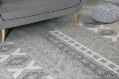 Oturma odasında yerde desenli yumuşak bir halı.