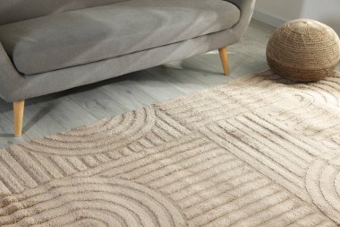 Oturma odasında yerde desenli yumuşak bir halı.