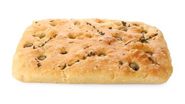 Zeytinli ve kekikli nefis Focaccia ekmeği beyaz üzerine izole edilmiş.