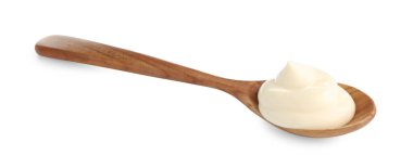 Tahta kaşıkta mayonez sosu. Beyaz kaşıkta izole edilmiş.