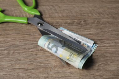 Avro banknotları ve makaslar ahşap masada, yakın plan