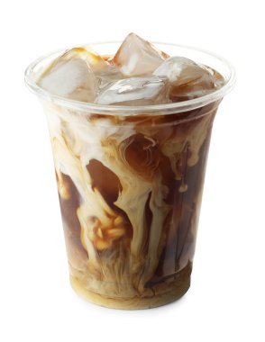 Buzlu kahveyi beyaza izole edilmiş plastik bardakta sütle tazeliyorum.