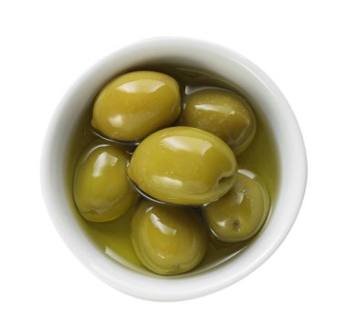 Lezzetli salamura edilmiş yeşil zeytinler beyaz, üst görünümde izole