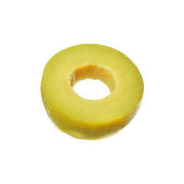 Lezzetli marine edilmiş yeşil zeytin dilimi beyaza izole edilmiş.