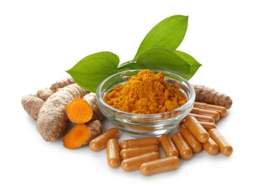 Beyaz kasede zerdeçal tozu, kökler ve kapsüller izole edilmiş.