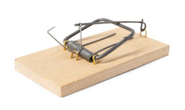 Bir yay yüklü bar fare kapanı beyaz renkte izole edilmiş.