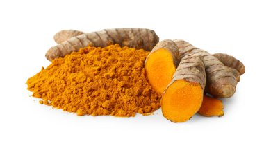 Beyaz üzerine izole edilmiş zerdeçal tozu ve kökler yığını