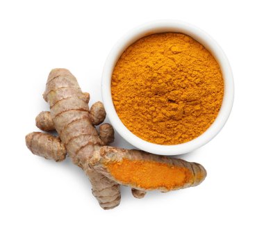 Kabın içindeki zerdeçal tozu ve beyaz kökler, üst görünüm