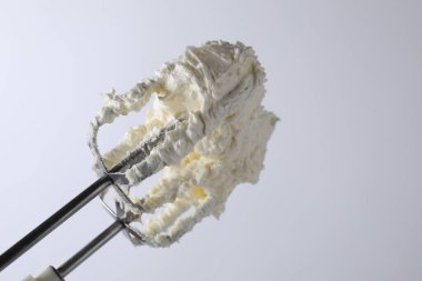 Beyaz arka planda çırpılmış kremalı çırpma çırpma, yakın plan. Metin için boşluk