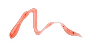 Beyaza izole edilmiş lezzetli çilek sosu.