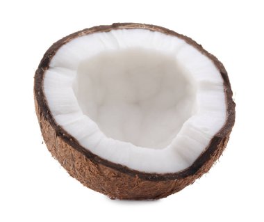 Çatlak hindistan cevizinin yarısı beyaza izole edilmiş.