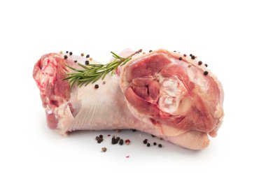 Çiğ hindi budu ve baharatlar beyaza izole edilmiş.