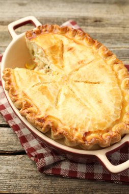 Tahta masada tavuk ve sebzeli lezzetli ev yapımı turta.